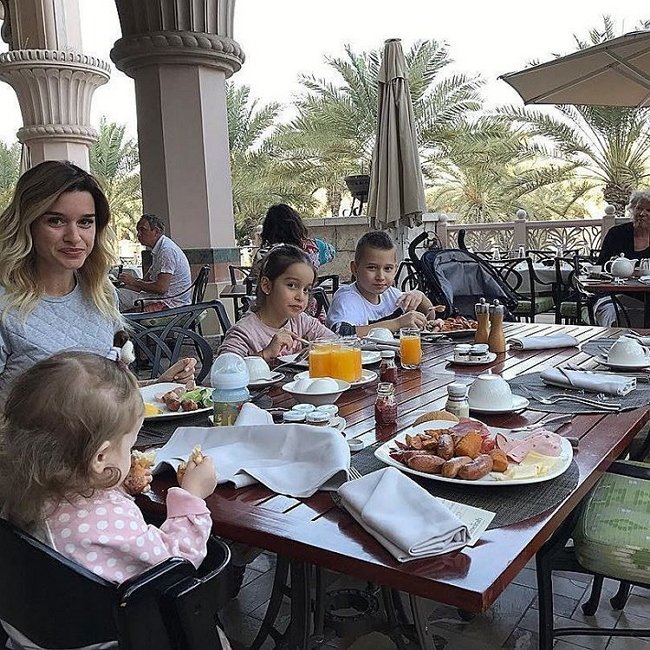Бородина взяла маленькую дочь в трудную поездку в Дубай