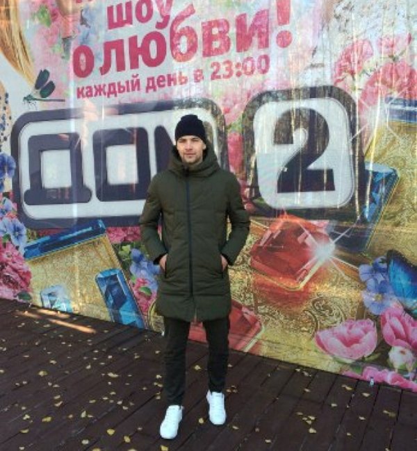 Дмитрий Дмитренко продаёт свою зимнюю куртку