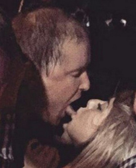 Фото страстного поцелуя Николая Должанского с фанаткой