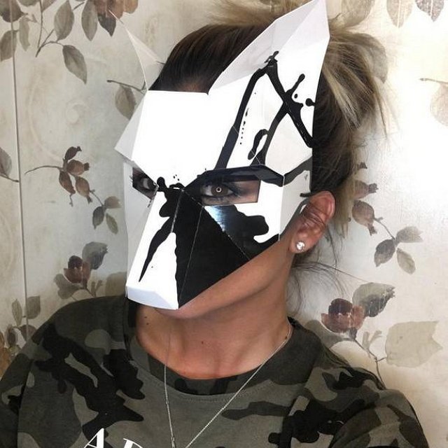 Ксения Бородина перепугала фанатов снимком в маске