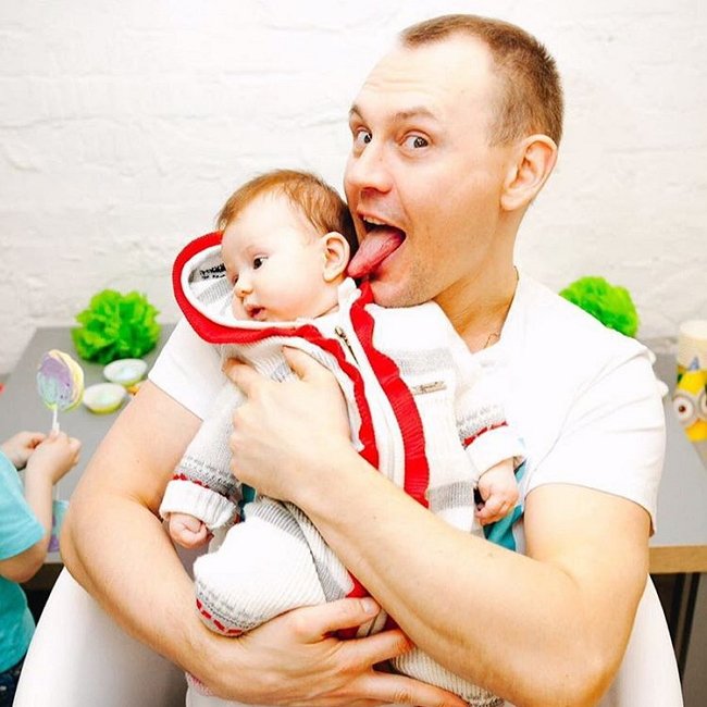 Степан Меньщиков опубликовал фото новорожденной дочери
