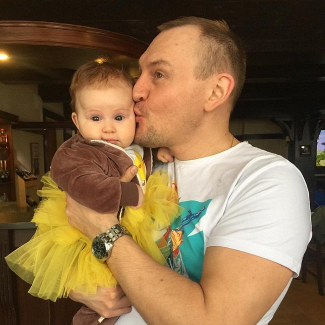 Степан Меньщиков опубликовал фото новорожденной дочери