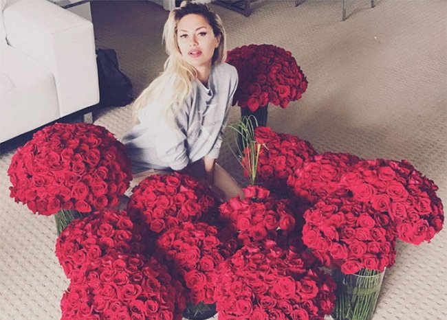 Кто одаривает Викторию Боню огромными букетами цветов?