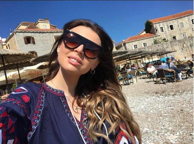 Элла Суханова на отдыхе в Черногории