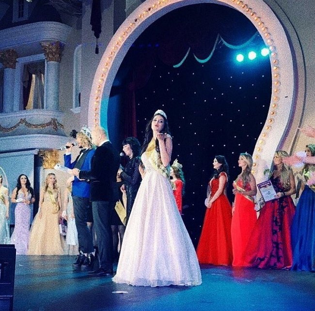 Алиана Устиненко взяла две короны на конкурсе красоты