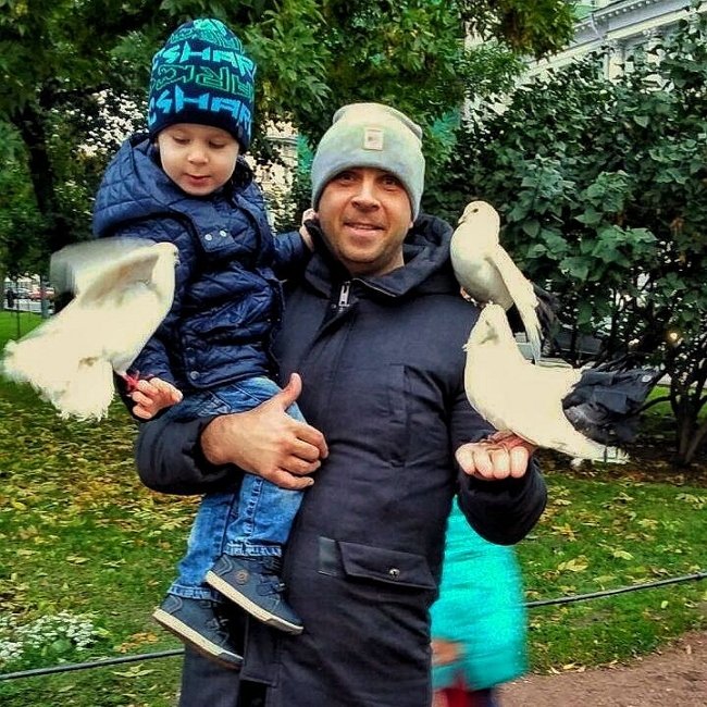 Глеб Жемчугов наслаждается прогулкой с сыном