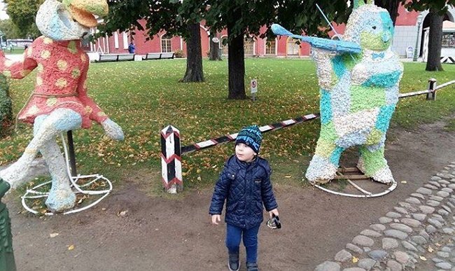 Глеб Жемчугов наслаждается прогулкой с сыном
