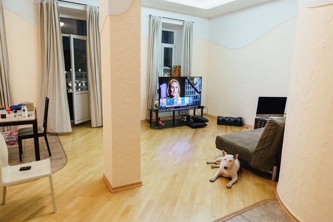 Рустам Калганов провёл экскурсию по своей квартире