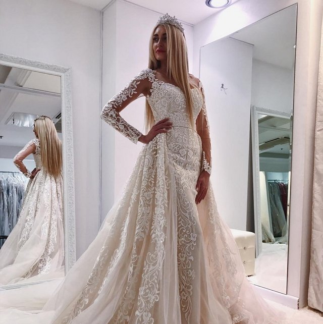 Кристина Дерябина примерила свадебное платье