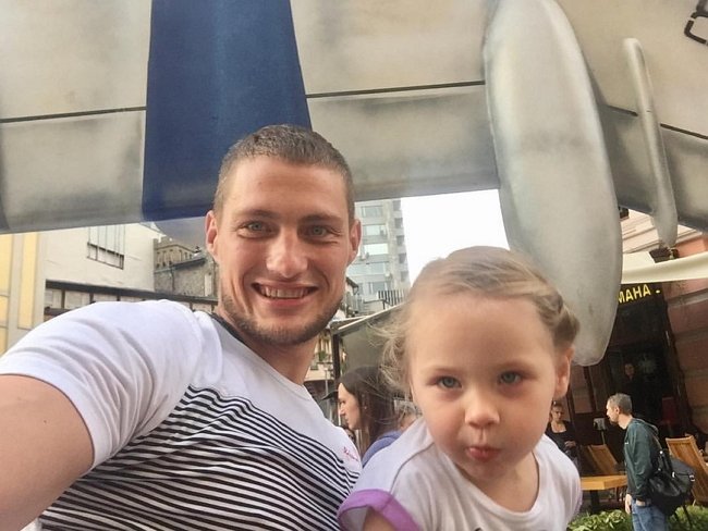 Александр Задойнов препятствует выезду дочери Саши в США
