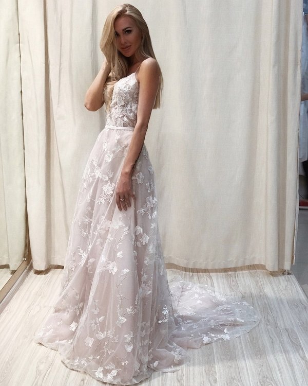 Юлия Щаулина занялась поисками платья для венчания