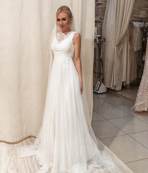 Юлия Щаулина занялась поисками платья для венчания