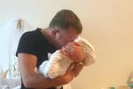 Илья Яббаров наслаждается обществом новорожденного сына