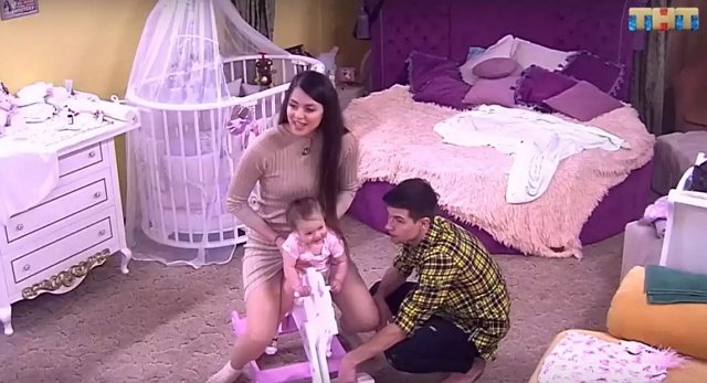Малышку Василису уже вовсю эксплуатируют родители
