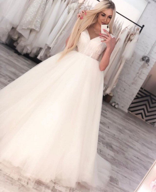 Кристина Дерябина ищет свадебное платье