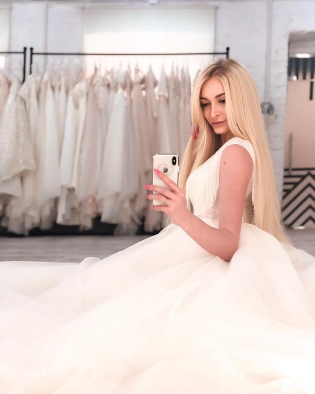 Кристина Дерябина ищет свадебное платье