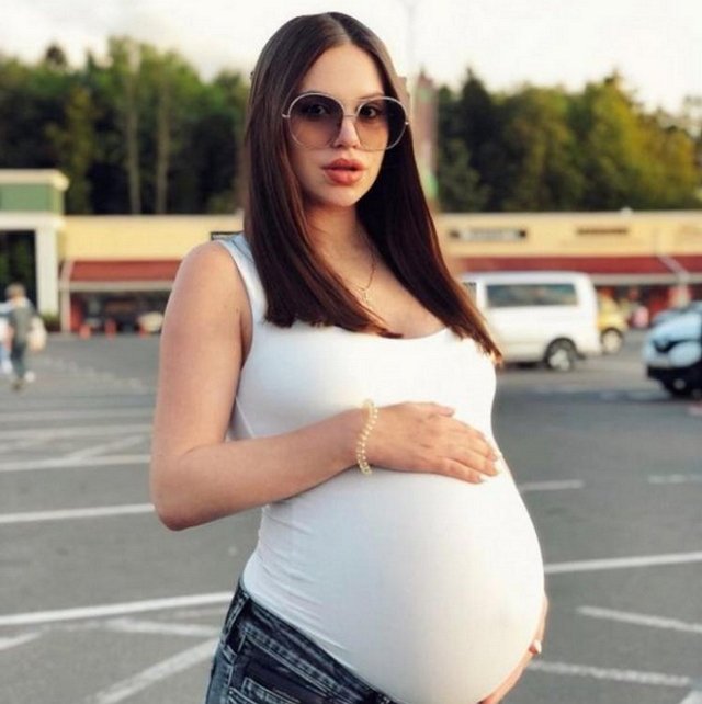 Александра Артёмова переживает из-за неначинающихся родов