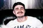 Денис Ковалев пробует себя в маникюрном деле