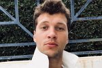 Витя Шароваров переехал в Москву, где работает в стриптиз-клубе для женщин