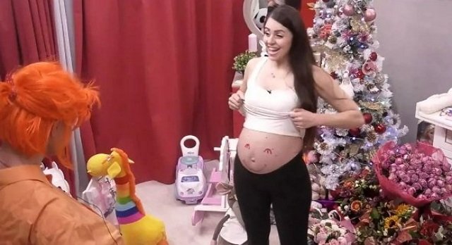 Беременная Ольга Дмитренко на камеру оголяет свой живот