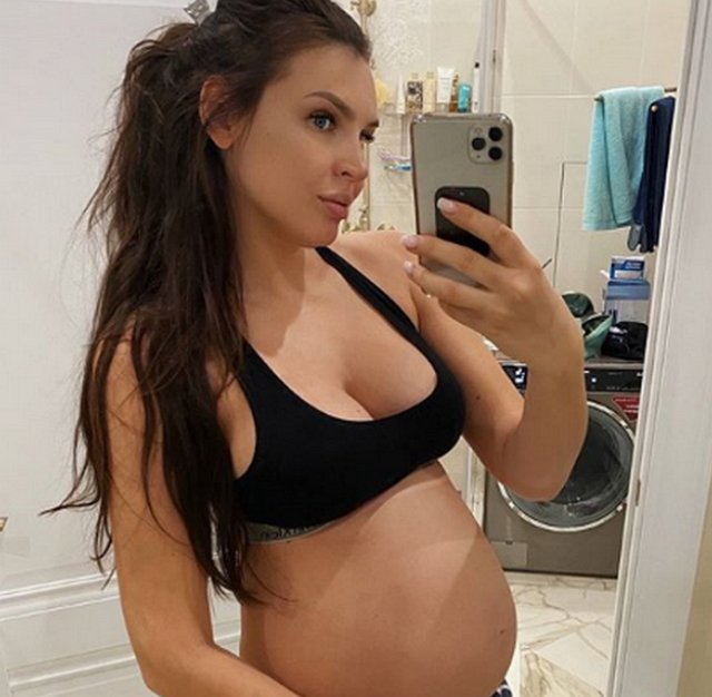 Элла Суханова показала первый снимок новорожденной дочери