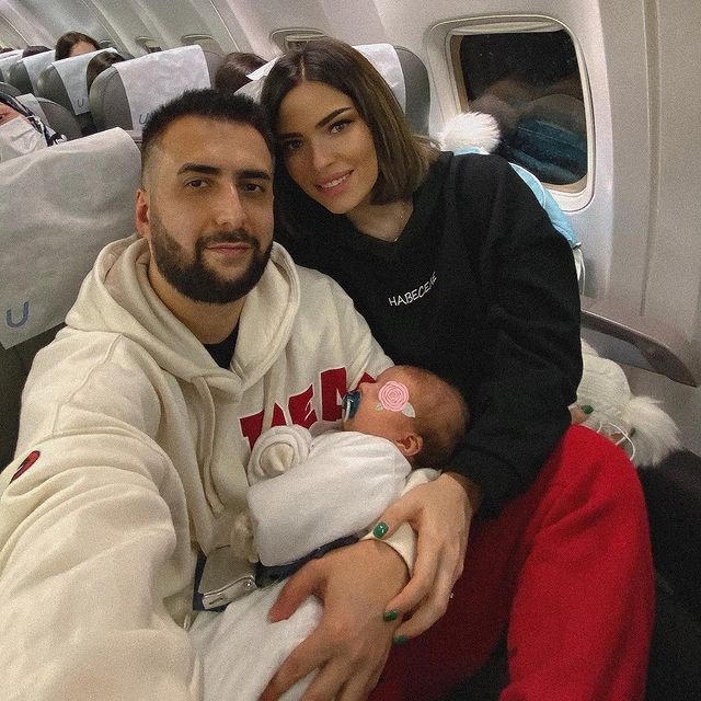 Екатерина Зиновьева: Весь полёт она провела на руках у отца Екатерина Зиновьева: Весь полёт она провела на руках у отца
