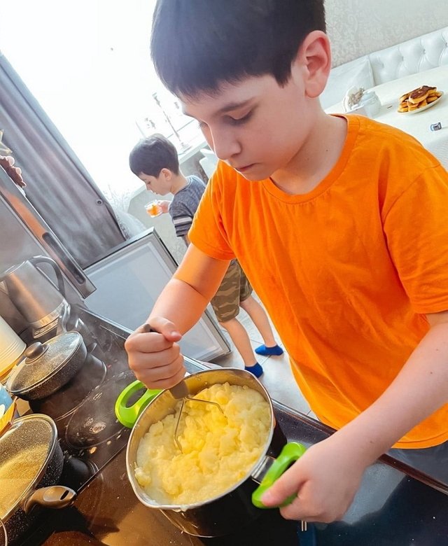 Юлия Салибекова учит старшего сына готовить