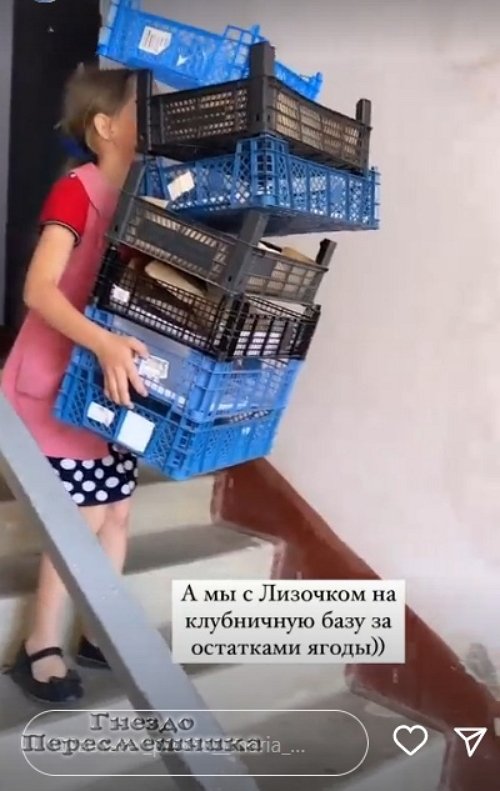 Мария Круглыхина учит Лизу водить машину