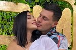 Иван Барзиков порадовал любимую дорогим подарком