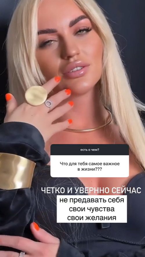Элина Рахимова в одиночестве отправилась за покупками