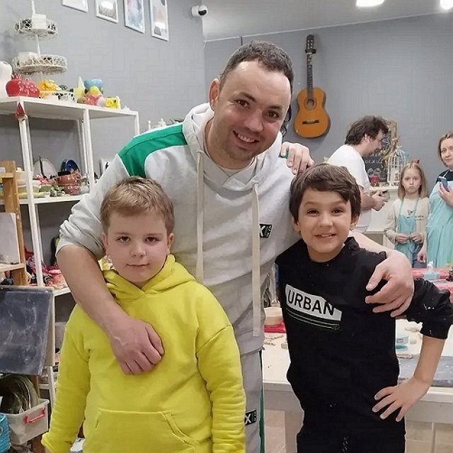 Александр Гобозов провёл детский праздник и очень этому рад Александр Гобозов провёл детский праздник и очень этому рад