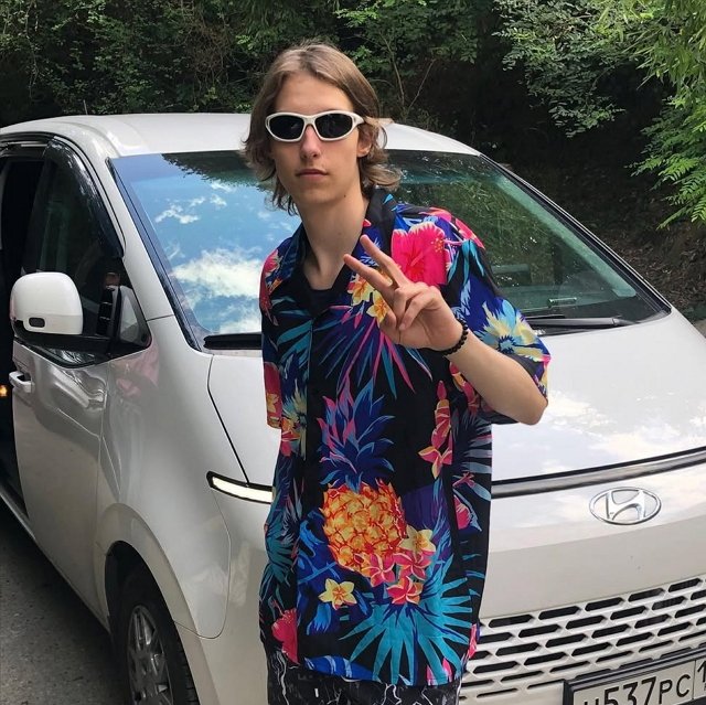 Елена Тепловодская приняла букет от Ивана Китаева Елена Тепловодская приняла букет от Ивана Китаева