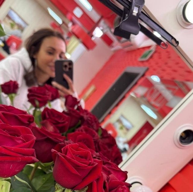 Елена Тепловодская приняла букет от Ивана Китаева Елена Тепловодская приняла букет от Ивана Китаева