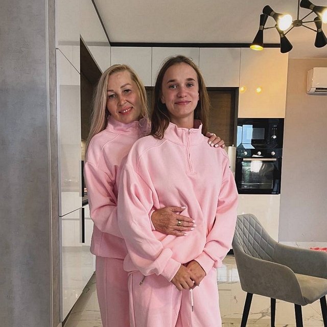 Яна Тырлышкина нагрянула в гости к Надежде Кораблевой Яна Тырлышкина нагрянула в гости к Надежде Кораблевой