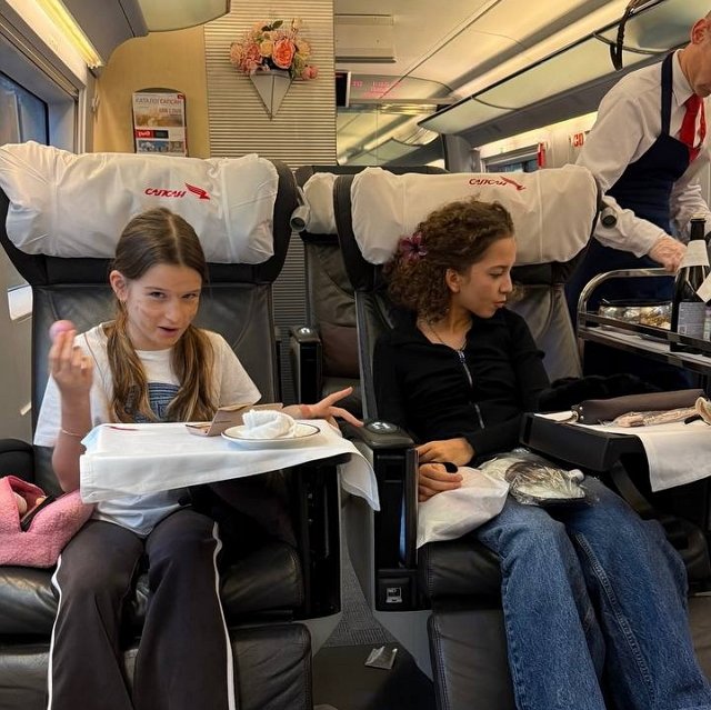 Теона Омарова расплакалась на концерте любимого певца Теона Омарова расплакалась на концерте любимого певца