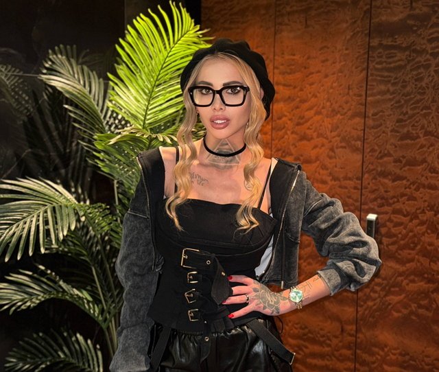 Клава Безверхова уехала в свою первую командировку в Минск