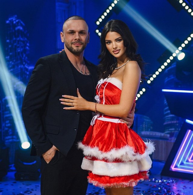 Семья Евстроповых осваиваются в новой стране Семья Евстроповых осваиваются в новой стране