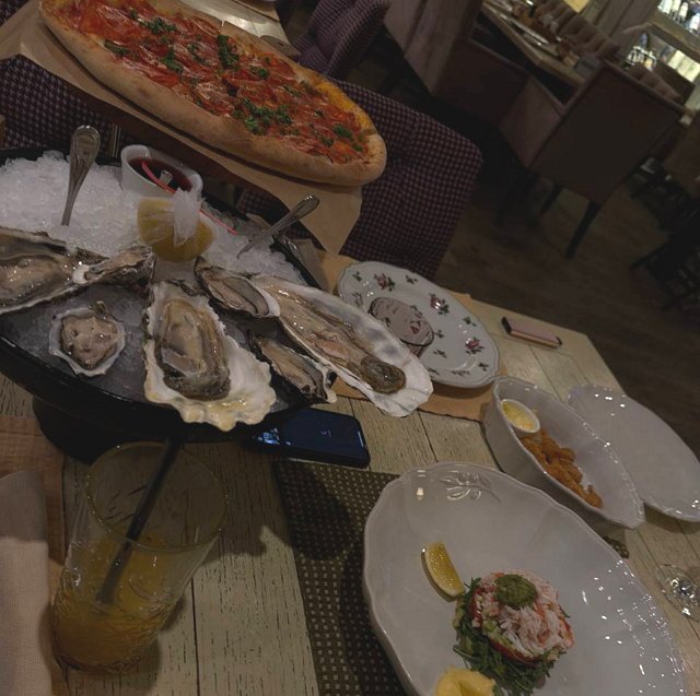 Алексей Безус пригласил в ресторан Элину Рахимову