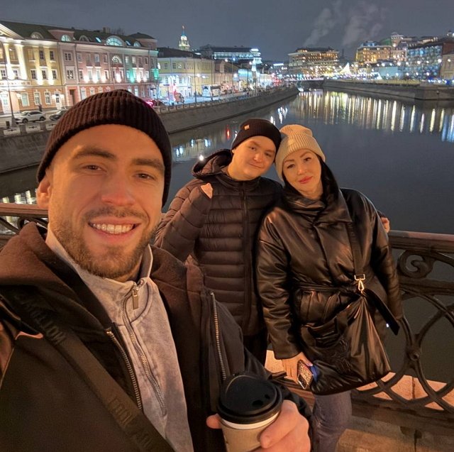 Игорь Григорьев радуется приезду на поляну мамы и брата Игорь Григорьев радуется приезду на поляну мамы и брата