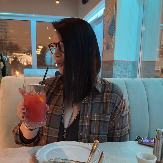 Александра Черно прогулялась в ресторан