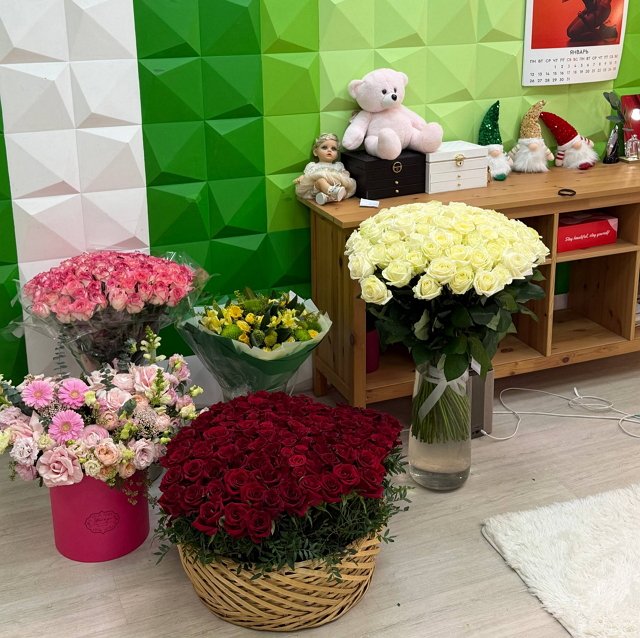 Тайный поклонник продолжает радовать Рахимову цветами