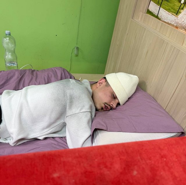 На поляне произошло большое переселение участников Дома-2