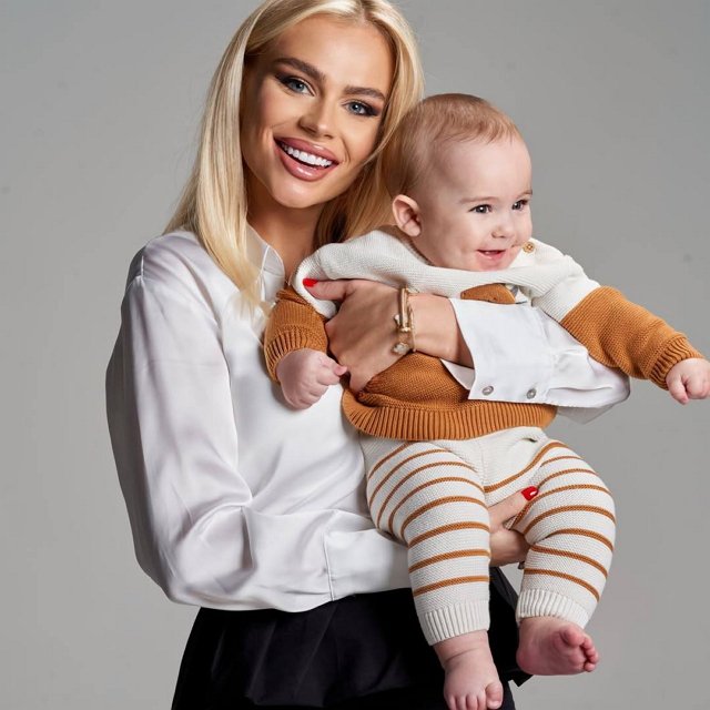 Марина Страхова перестала скрывать лицо старшего сына