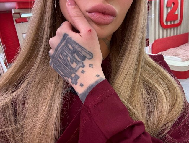 Ксения Карпова продолжает провоцировать Веронику Гракович Ксения Карпова продолжает провоцировать Веронику Гракович