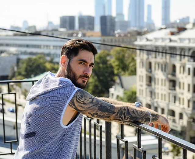 Салибеков не смог смотреть на танцы жены и сбежал с лобного Салибеков не смог смотреть на танцы жены и сбежал с лобного