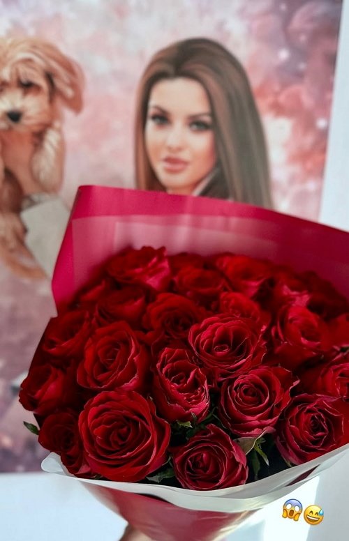 Анна Евстропова хвастается букетами от тайного кавалера