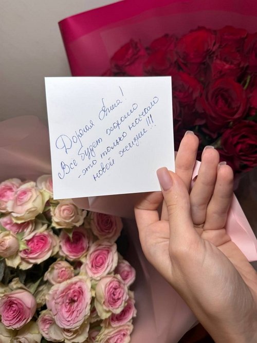 Анна Евстропова хвастается букетами от тайного кавалера