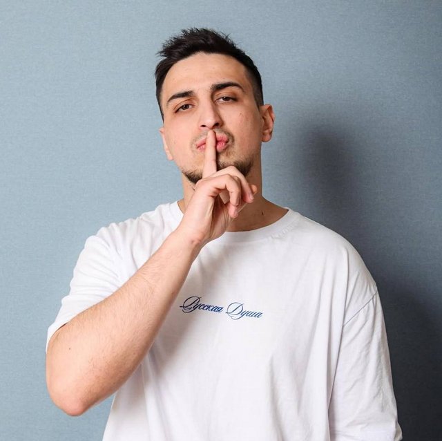 Руслан Асланов нашёл себе сговорчивую девушку