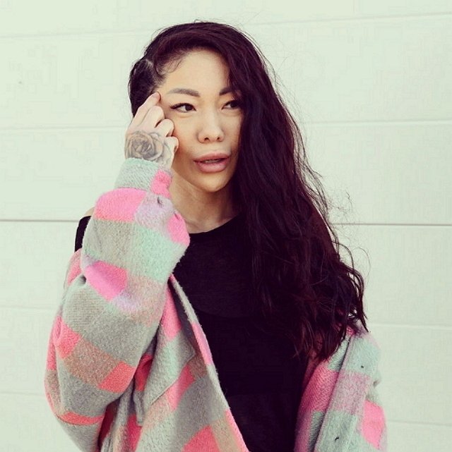 Ника Трощенкова общается с действующими участниками Дома-2