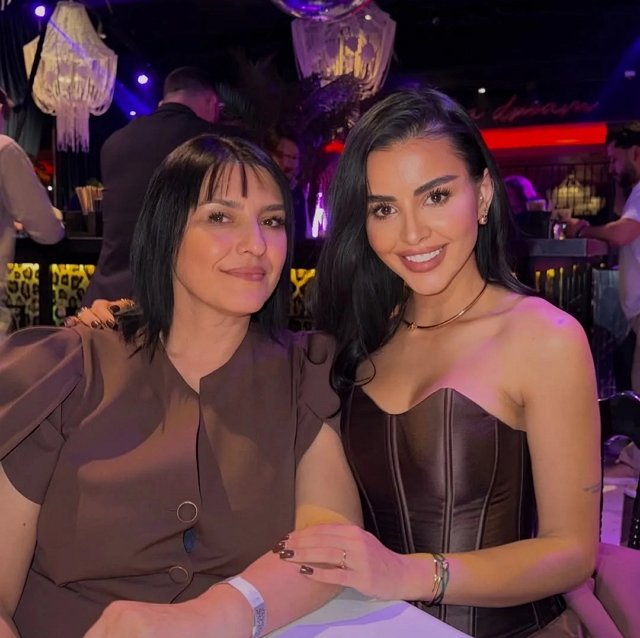 Кристина Бухынбалтэ сводила маму в ночной клуб